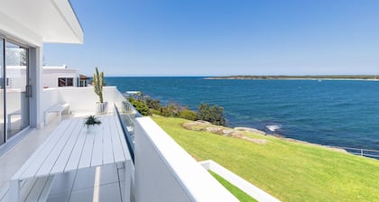 6 bedrooms, ocean views, pool & spa