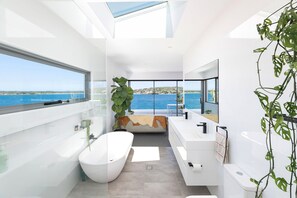 Shower, towels, soap, shampoo - 6 bedrooms, ocean views, pool & spa (Cronulla)