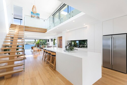 6 bedrooms, ocean views, pool & spa