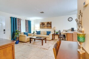 Una televisión, una chimenea, libros
