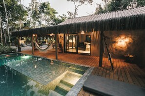 Una piscina al aire libre (de 07:00 a 22:00), tumbonas