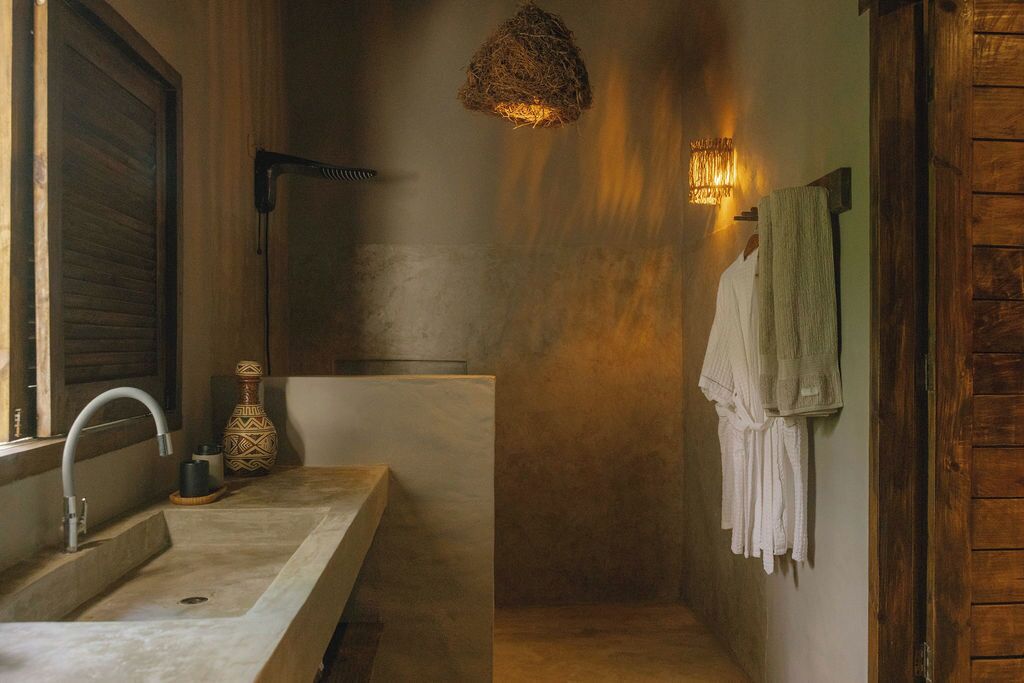 Une salle de bain avec un grand lavabo, une douche et un porte-serviettes.