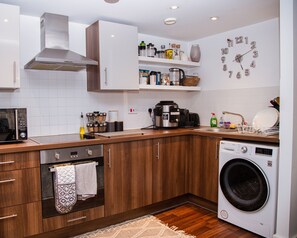 Kühlschrank, Mikrowelle, Ofen, Wasserkocher mit Kaffee-/Teezubehör