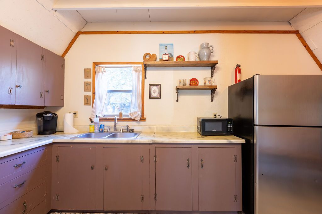 Cafetera o tetera, frigorífico y placa de cocina