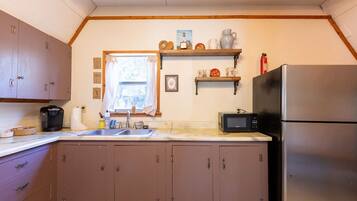 Cafetera o tetera, frigorífico y placa de cocina