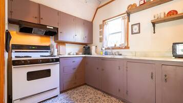 Cafetera o tetera, frigorífico y placa de cocina