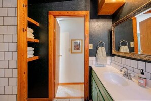 Hair dryer, towels - The Library - A Hill Country Cottage (San Marcos)