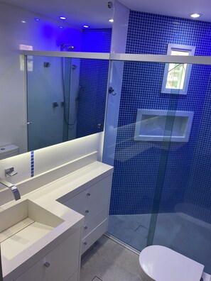 Shower, hair dryer, towels, soap - “Stylish Flat with Maid & Free Parking” (São Paulo)