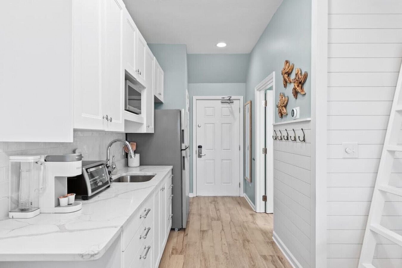 Kühlschrank, Mikrowelle, Wasserkocher mit Kaffee-/Teezubehör, Toaster