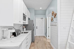 Réfrigérateur, micro-ondes, cafetière/bouilloire, grille-pain