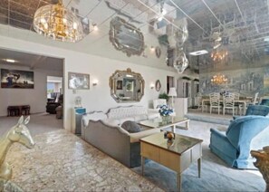 Smart TV - Unbelievable Pink palace (Dewey)