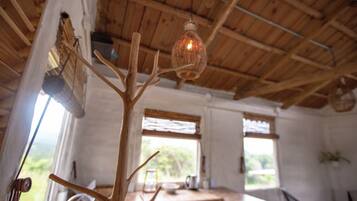 Espace de travail pour ordinateur portable, Wi-Fi gratuit, draps fournis