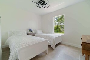 Iron/ironing board, travel crib, WiFi, bed sheets - The Retreat #1 (West Palm Beach)