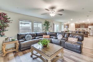 TV - Pool Table & Patio! Spacious Merced Getaway (Merced)