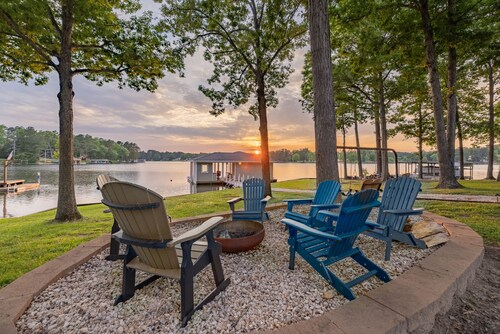 Lakefront View, 5BR, PET-Friendly, Firepit, Dock, Games, Up to 14