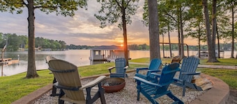 Lakefront View, 5BR, PET-Friendly, Firepit, Dock, Games, Up to 14