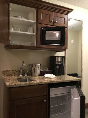 Fridge, microwave, coffee/tea maker, cookware/dishes/utensils - SUNDANCE WEEK: HILTON SUNRISE LODGE Jan 24-31  Studio: 2queen beds, one bath. (Park City)