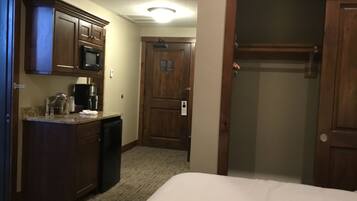 1 bedroom, desk, WiFi, bed sheets