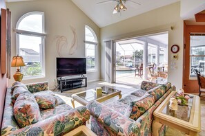 TV, books, music library, stereo - Waterfront Palm Coast Vacation Rental w/ Pool! (Palm Coast)