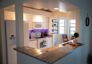 Kylskåp, mikrovågsugn, ugn och diskmaskin