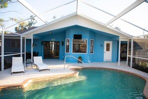 Utomhuspool och uppvärmd pool