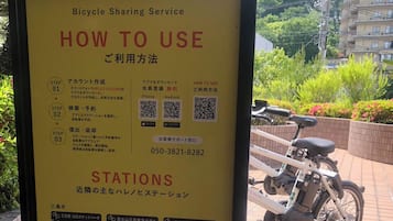 Señal para un servicio de bicicletas compartidas, con instrucciones y códigos QR.