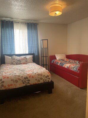 2 habitaciones, tabla de planchar con plancha, wifi y ropa de cama 