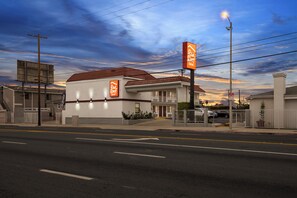 A Red Roof Inn with a red-tiled roof, a white facade, and a signboard. - Red Roof Inn Los Angeles - Wilmington, CA (Wilmington)