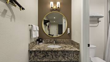 Amenidades de baño gratuitas, toallas, shampoo, papel de baño
