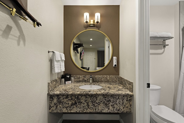 Articles de toilette (gratuits), serviettes fournies, shampooing