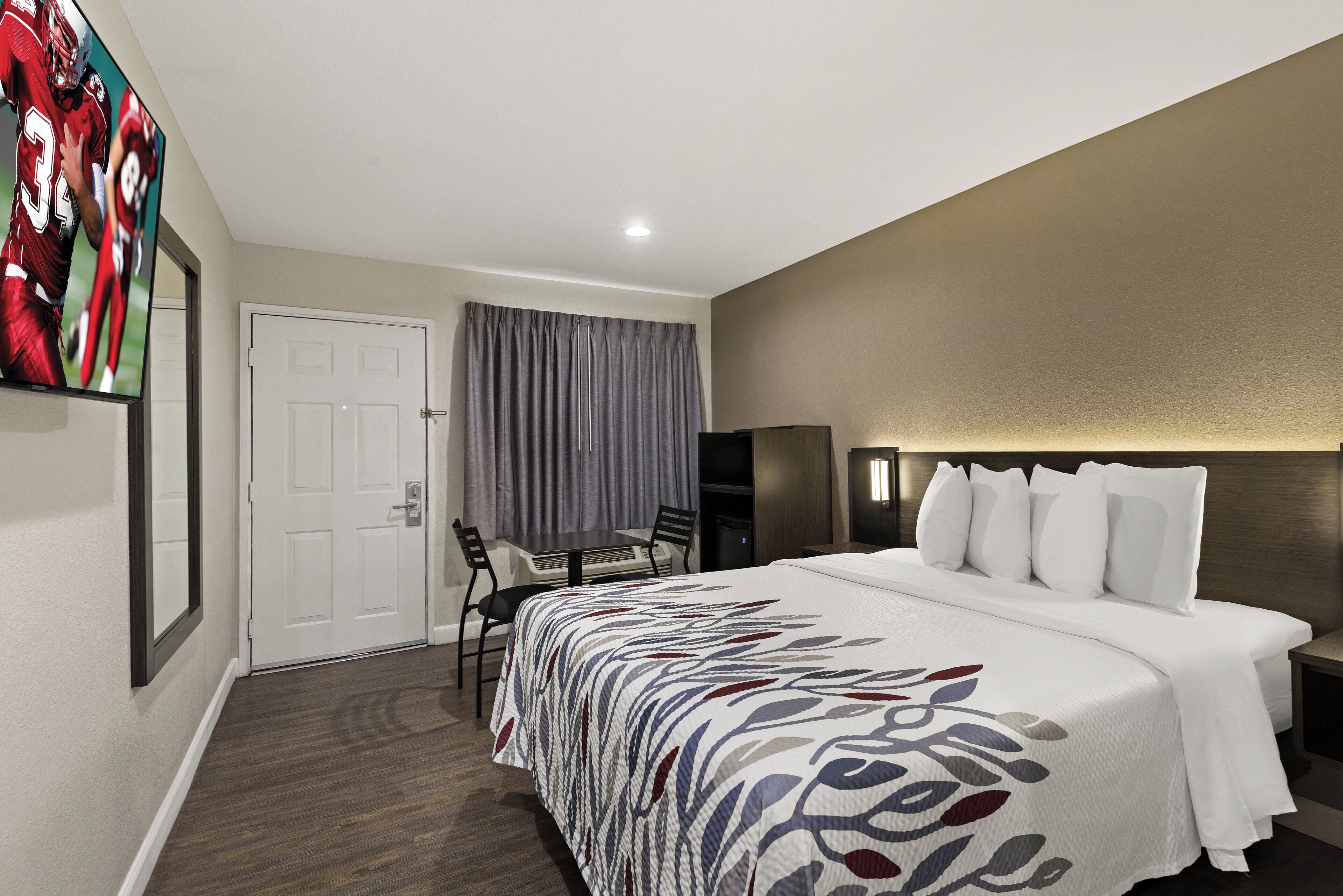 Standaard kamer, 1 queensize bed, rolstoeltoegankelijke douche, niet-roken | Een bureau, een laptopwerkplek, gratis wifi, beddengoed