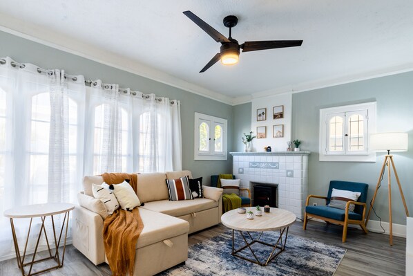 Smart TV, books - The Sailor’s Nest - Cosy Condo By the Sea (Long Beach)