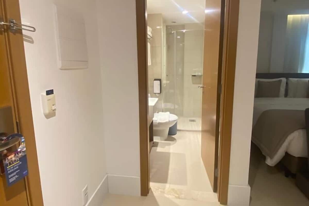 Executive Room, 1 Queen Bed, Non Smoking | Soundproofing, free WiFi, bed sheets