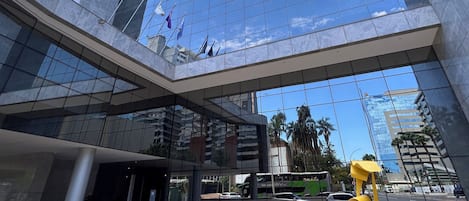 Vista frontal de la propiedad