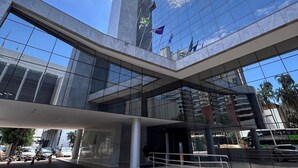 A modern building with a glass facade, a prominent entrance, and a clear sky. - Tryp by Wyndham Brasília Nações (Brasília)