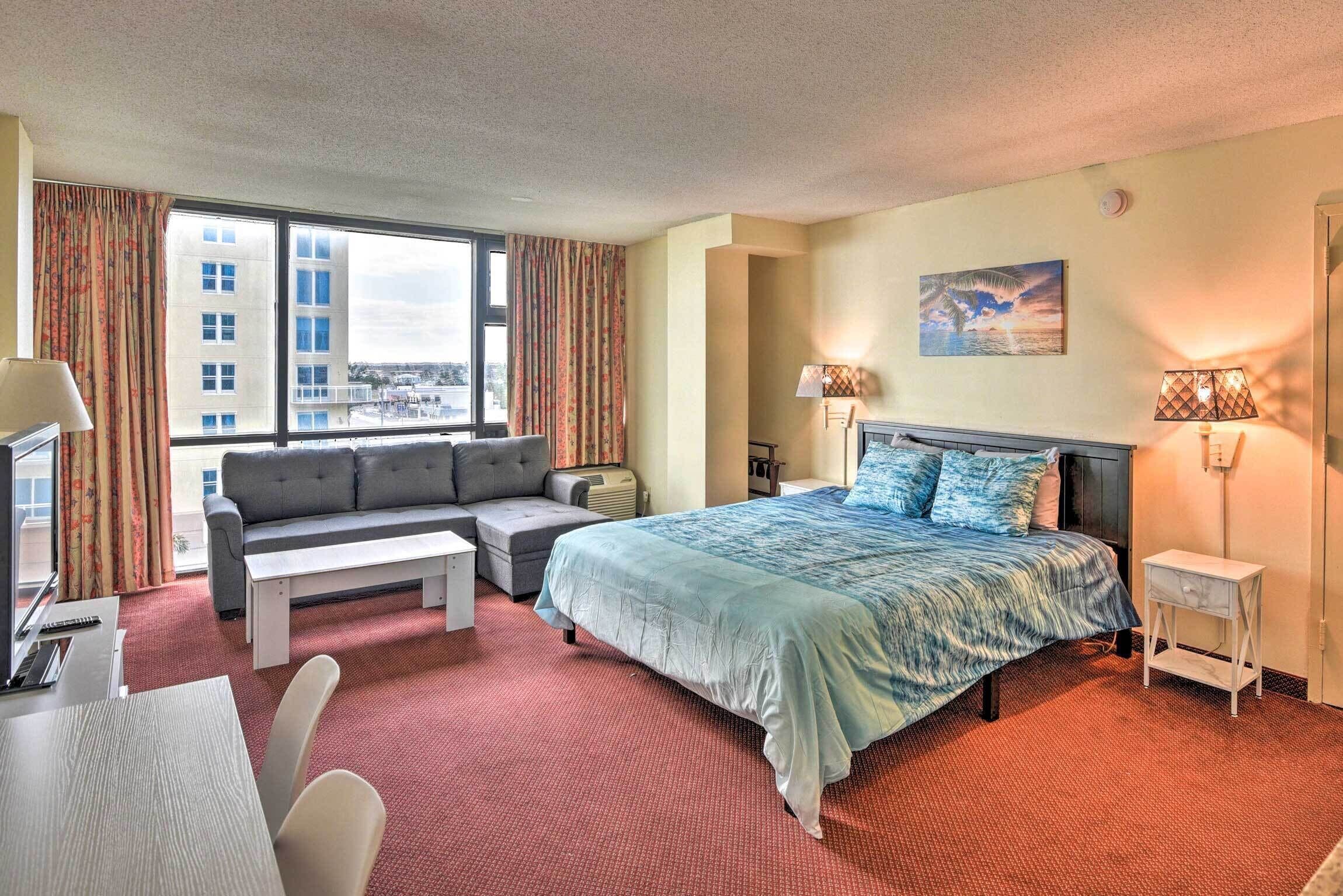 Daytona Beach Studio w/ Pool + Ocean Access!