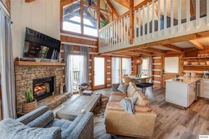 Smart TV, fireplace, video games, DVD player - Mountain View Mornings, Enjoy Coffee with a View ! (Sevierville)