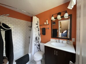 Hiustenkuivaaja, pyyhkeet, saippua, sampoo