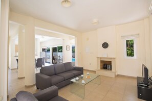Villa, 3 habitaciones, piscina privada, vistas al jardín | Zona de estar