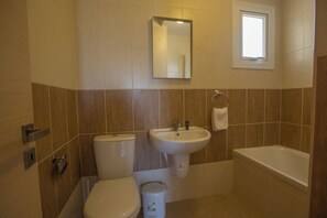Villa, 3 habitaciones, piscina privada, vistas al jardín | Baño | Artículos de higiene personal gratuitos y toallas