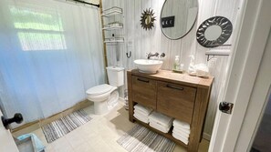 Loft, 3 Bedrooms, Accessible, Patio | Bathroom