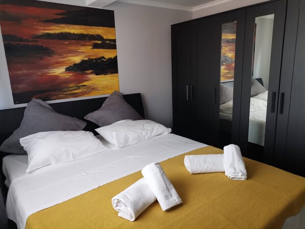 Apartment, 2 Bedrooms, Smoking, Patio | 3 bedrooms