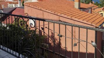 Apartment, 2 Bedrooms, Smoking, Patio | Property grounds