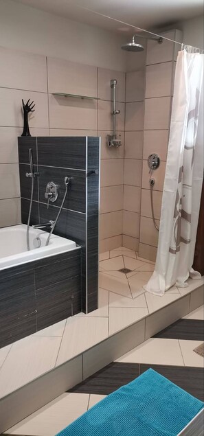 Apartment, 2 Bedrooms, Smoking, Patio | Bathroom | Towels