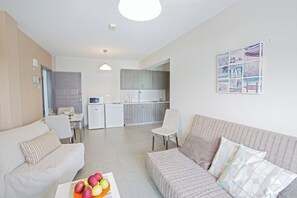 อพาร์ทเมนท์, 1 ห้องนอน, ระเบียง, วิวเมือง | บริเวณนั่งเล่น