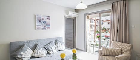 อพาร์ทเมนท์, 1 ห้องนอน, ระเบียง, วิวเมือง | บริเวณนั่งเล่น