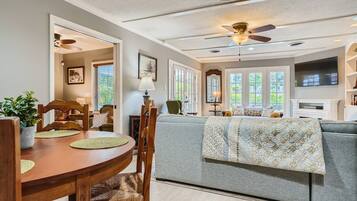 Rumah, 3 kamar tidur, akses difabel, kolam renang pribadi | Tempat makan