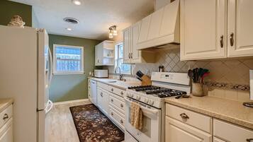 House, 3 Bedrooms, Accessible, Private Pool | Private kitchen