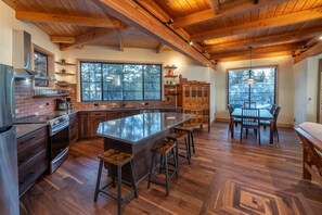 Fridge, microwave, oven, stovetop - Beautiful Japanese Pagoda (Bend)