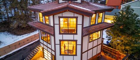Een meerlaags gebouw met een traditionele architectuur, herkenbaar aan het pannendak en het houten geraamte.